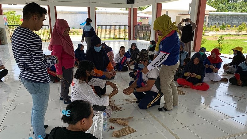 Pelatihan Menganyam Daun Pandan untuk Membuat Produk Kerajinan | Foto: Garis Hitam Project https://garishitamproject.org/