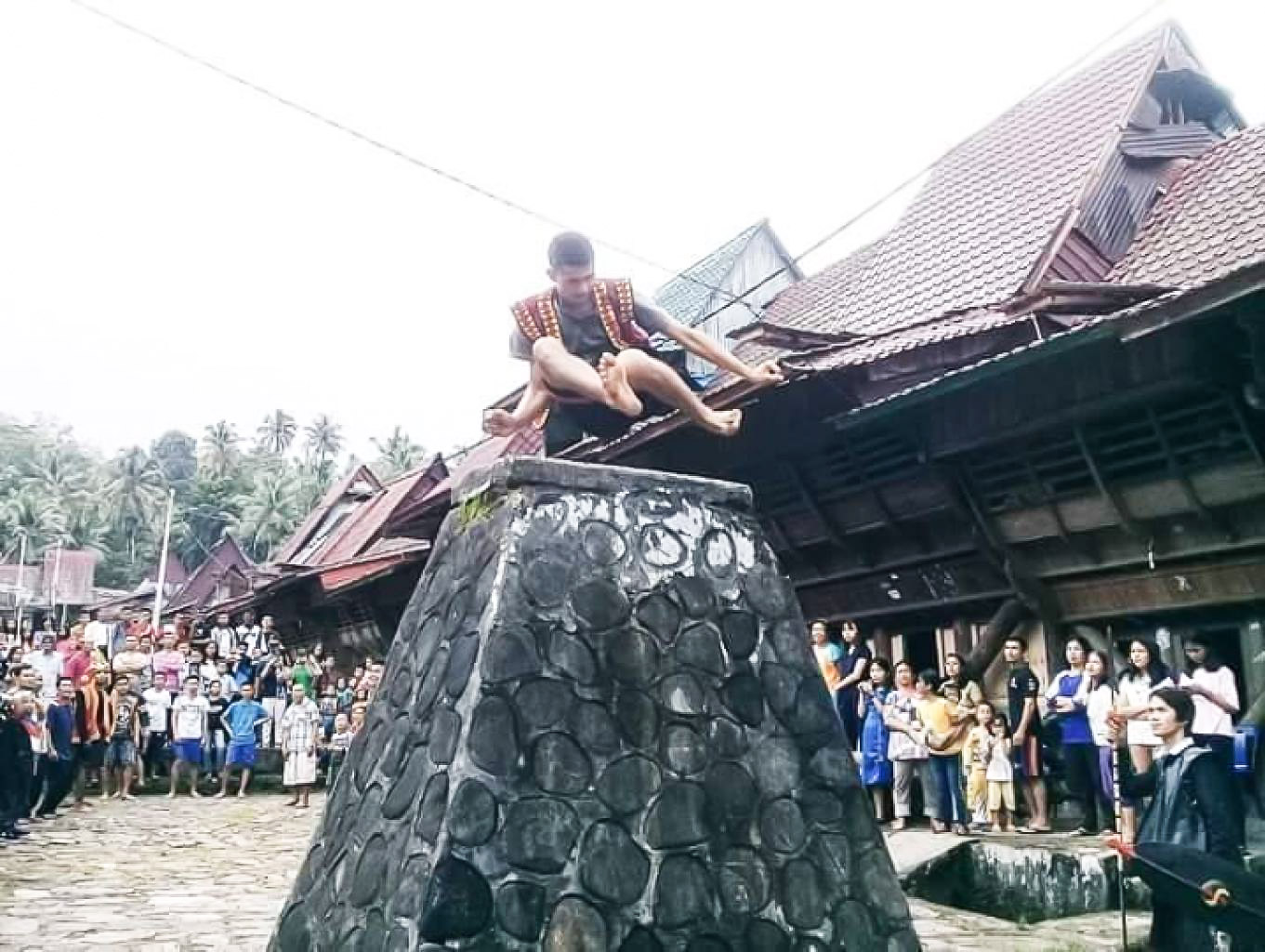 Seorang Pemuda Melakukan Atraksi Lombat Batu Nias | Foto: Kemdikbud/warisanbudaya.kemdikbud.go.id