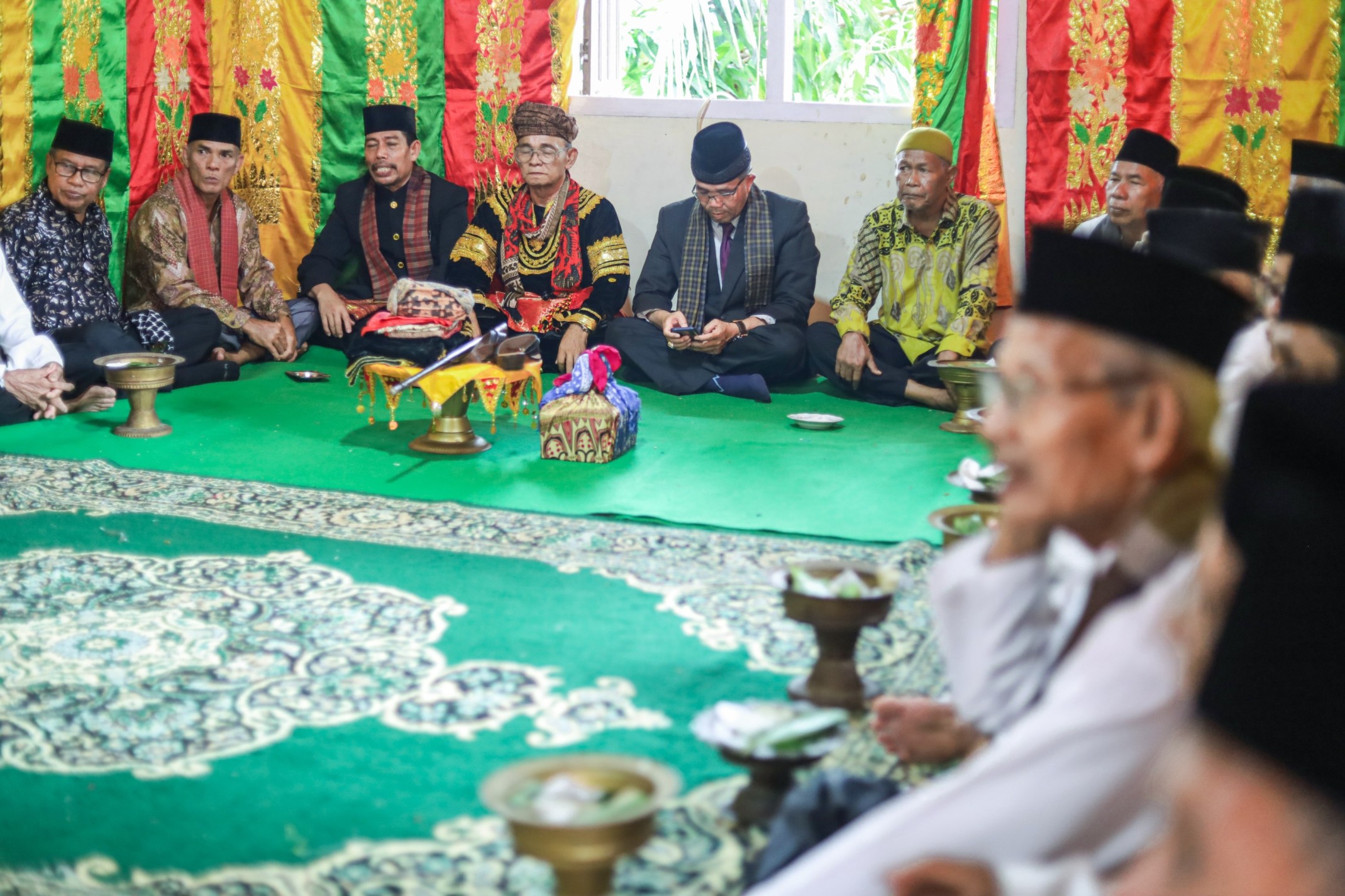 Sebelum Malewakan Gala, Datuak yang akan dilewakan duduk di Lamin Lua (Foto: Dokumentasi Pribadi)