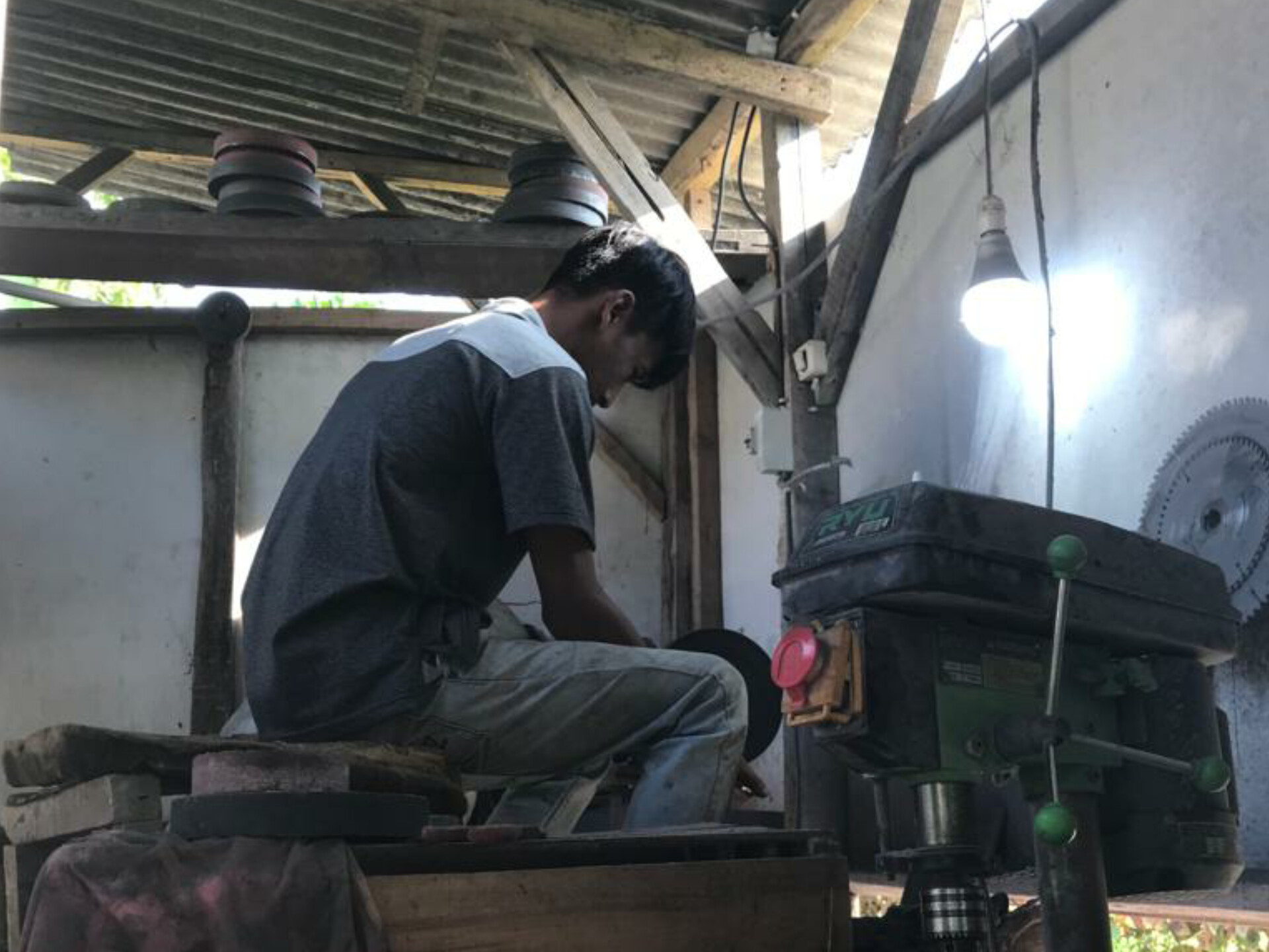 Perajin Senjata di Desa Panyocokan Ciwidey