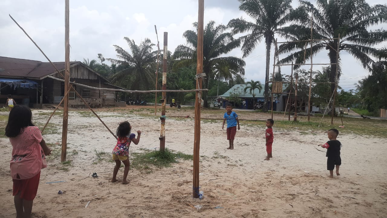 Potret anak-anak suku Sawang yang sedang bermain. (Foto: Dokumentasi pribadi)