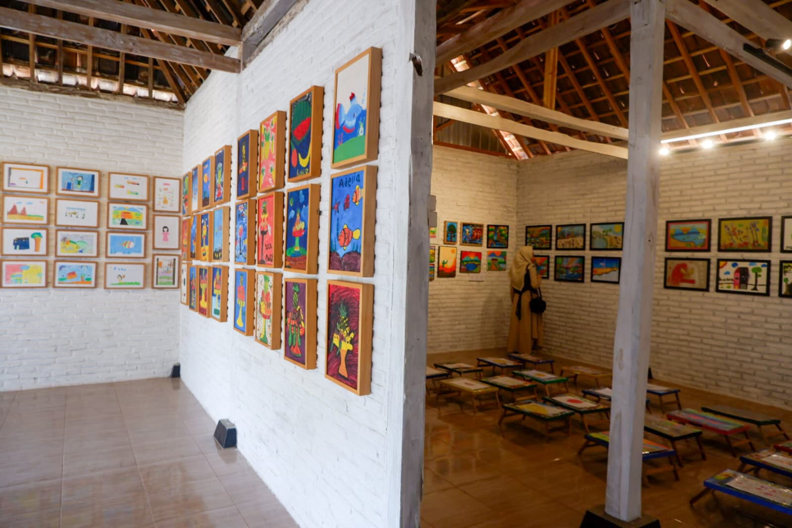 Beberapa karya lukisan anak dipamerkan dalam Siluk Art Education 