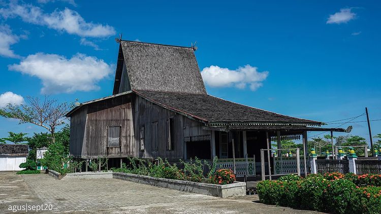 Rumah Adat Banjarmasin Bubungan Tinggi