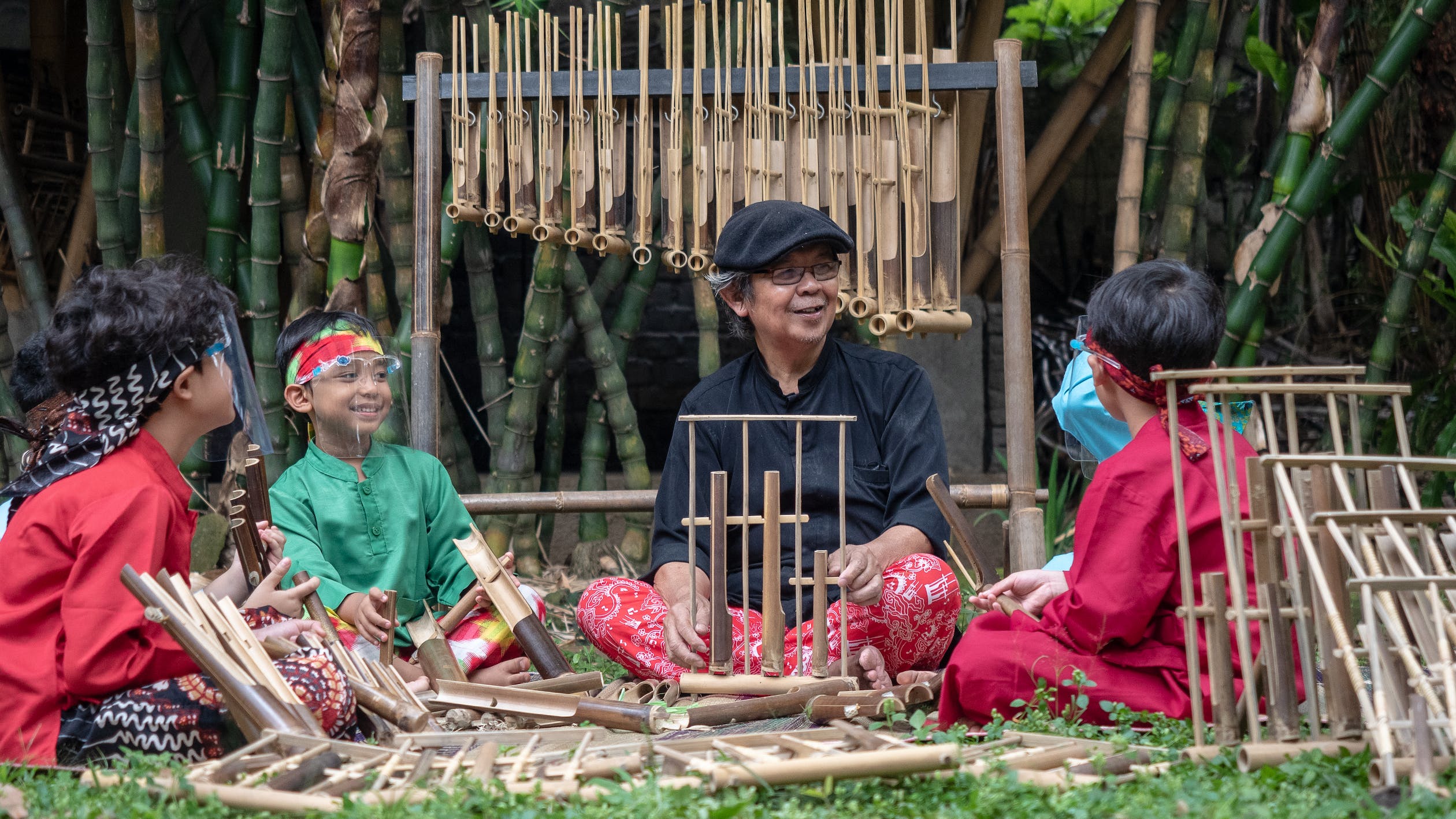 Orang sedang bermain angklung