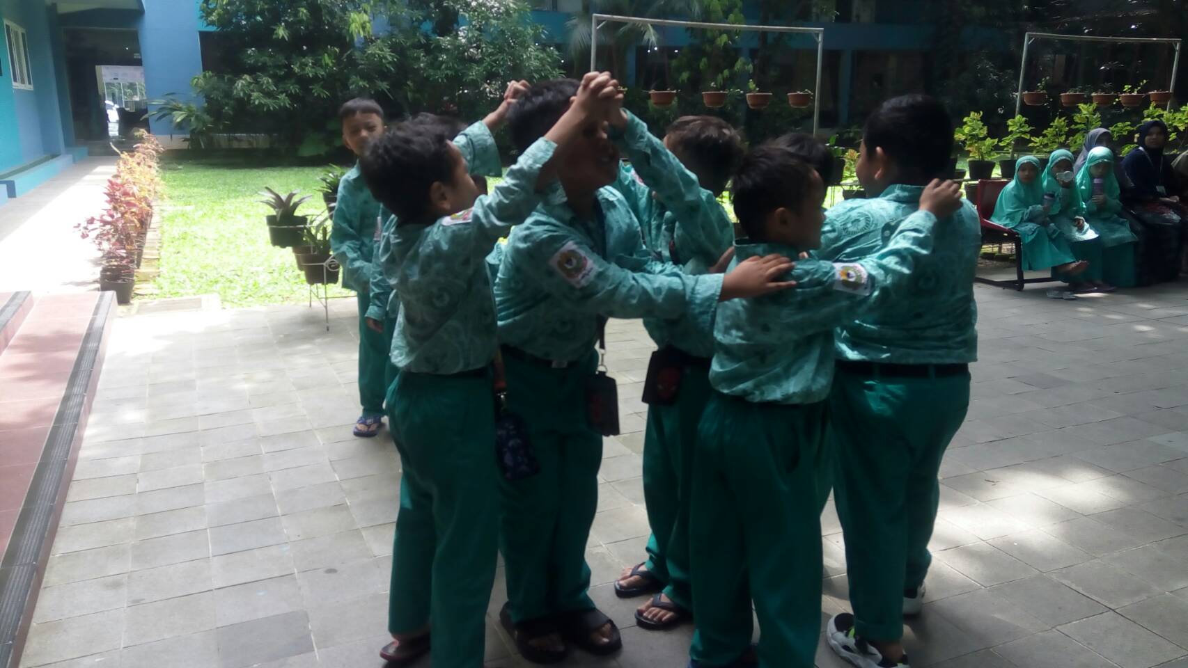 Permainan Tradisional Tam-tam Buku | Foto: Dokumentasi Pribadi