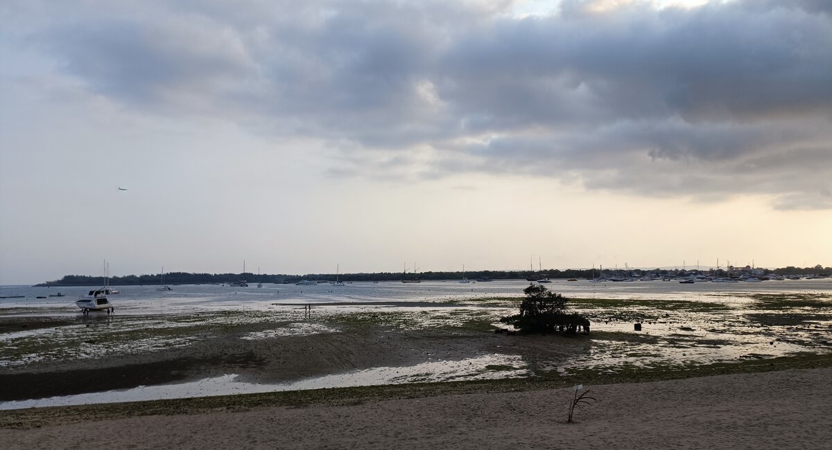 Pantai Siokan saat air laut surut (dokumentasi pribadi)