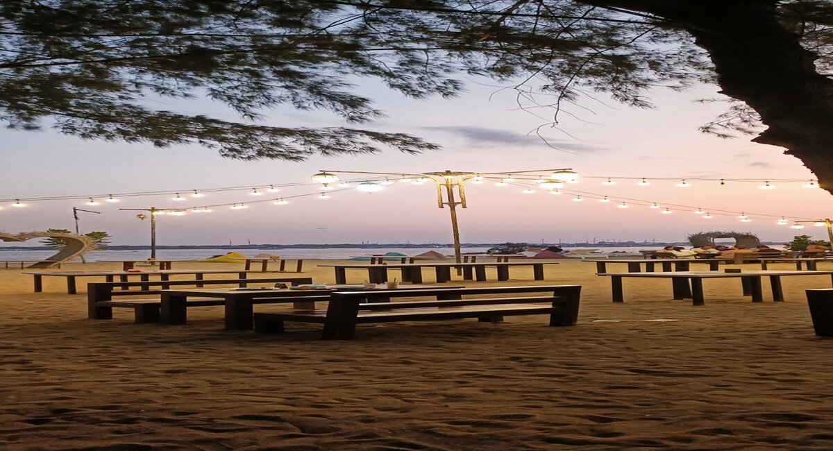 Tempat duduk pantai muntig siokan sidakarya (dokumentasi pribadi)