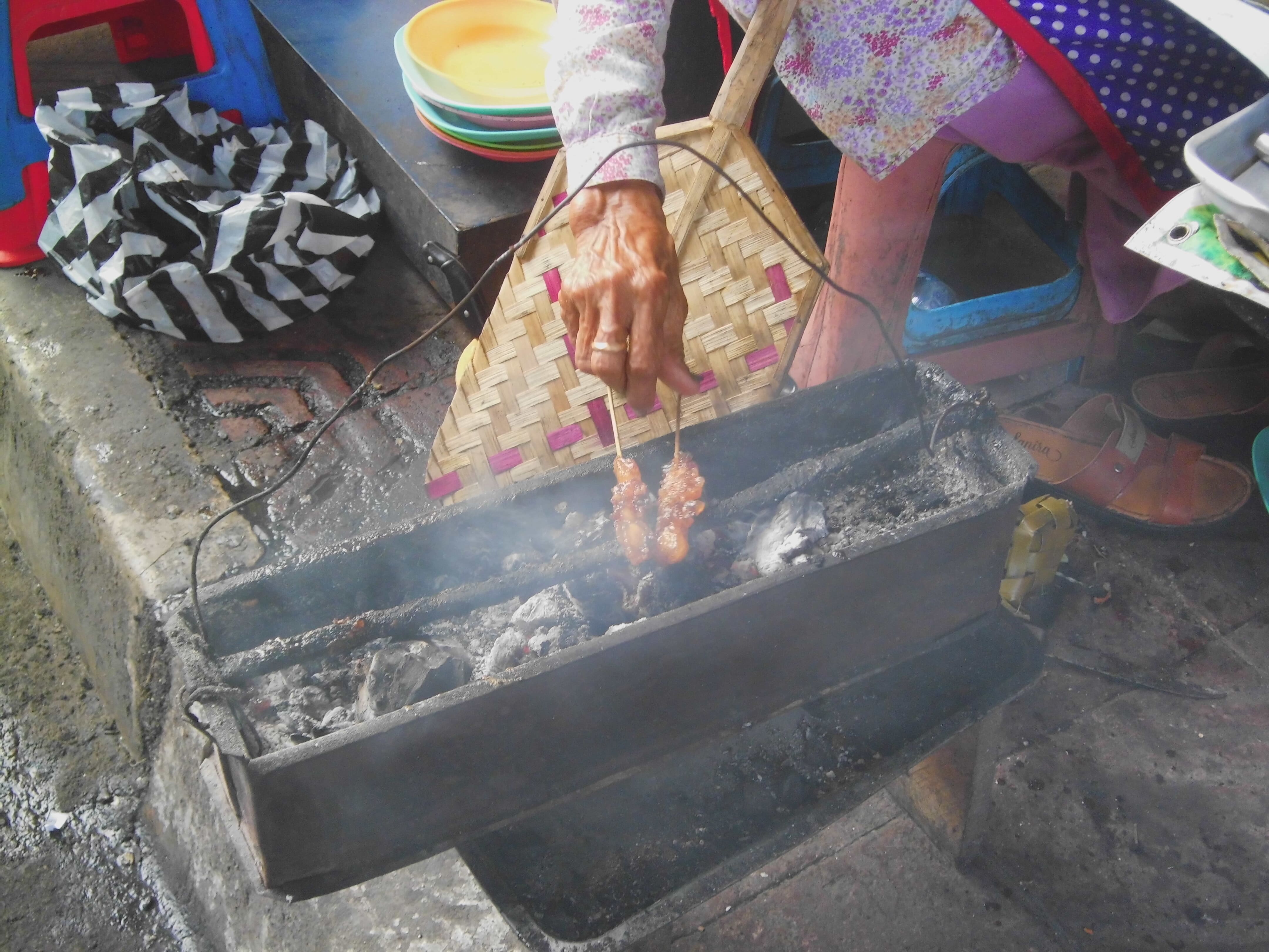 Sate kere yang sedang dipanggang