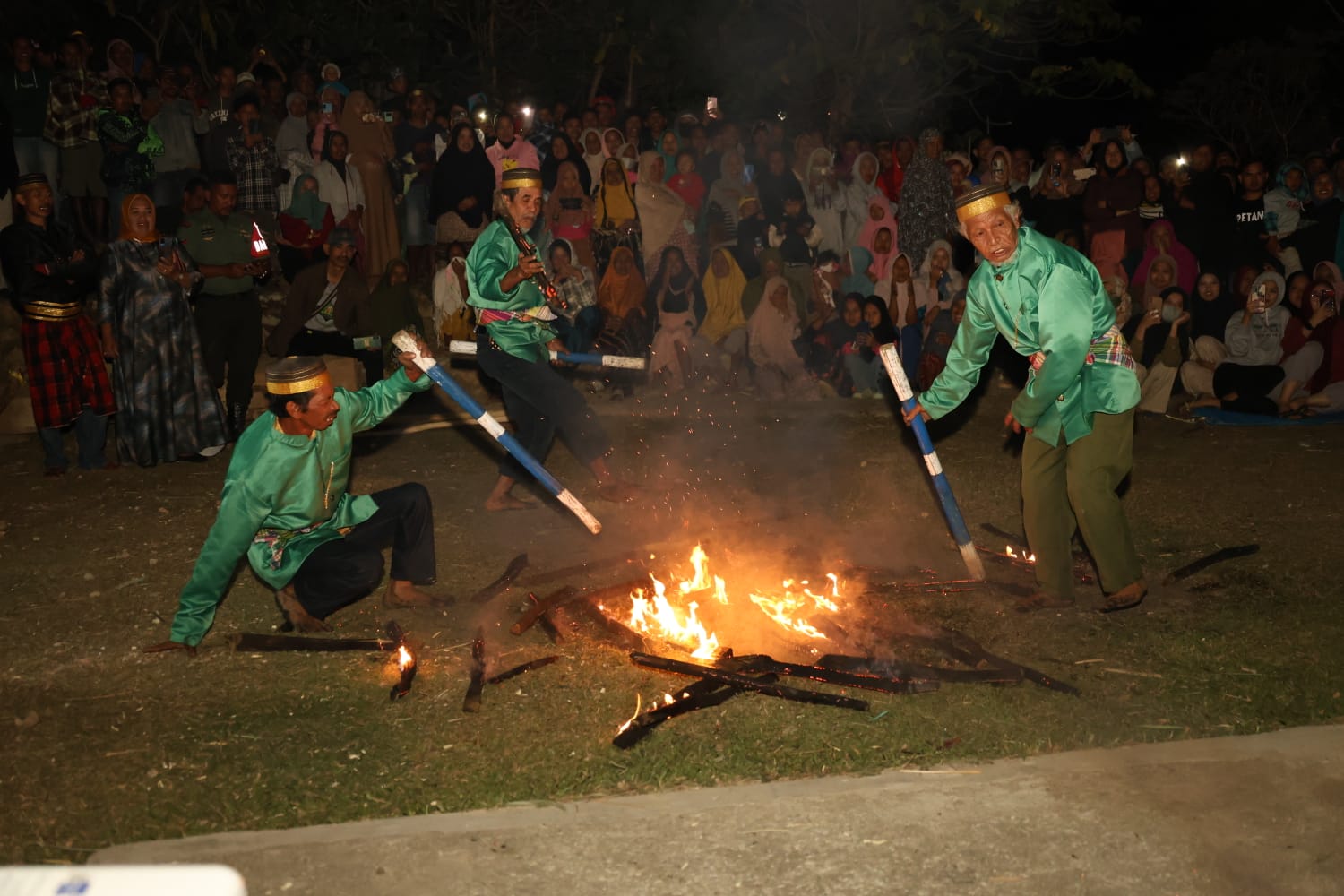 Sere Api Atraksi Sere Api atau menari di atas kobaran api