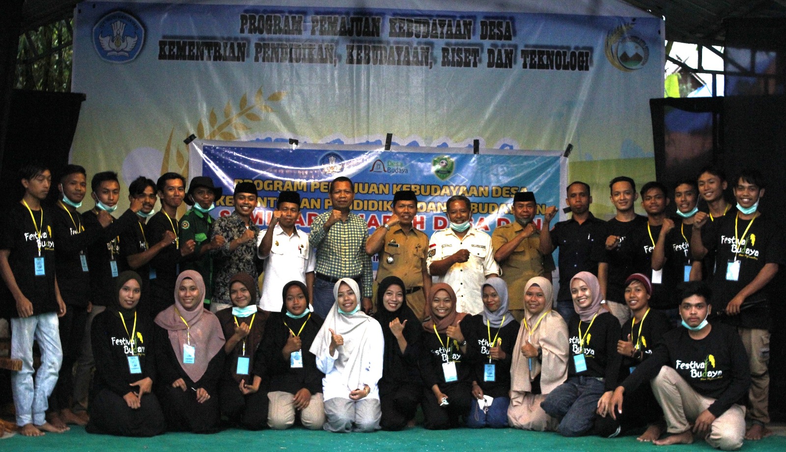 Panitia dan warga berfoto bersama 