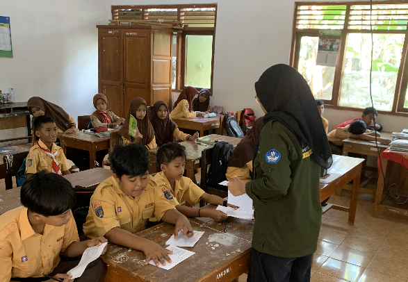 Suasana pada kegiatan belajar mengajar di kelas 6 SD Negeri Petir 1 saat itu cukup ramai.
