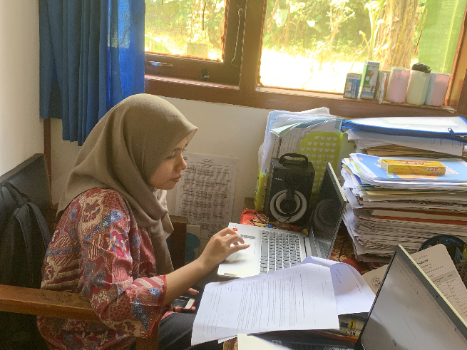 Salah satu foto ketika saya sedang membantu guru menginput nilai.