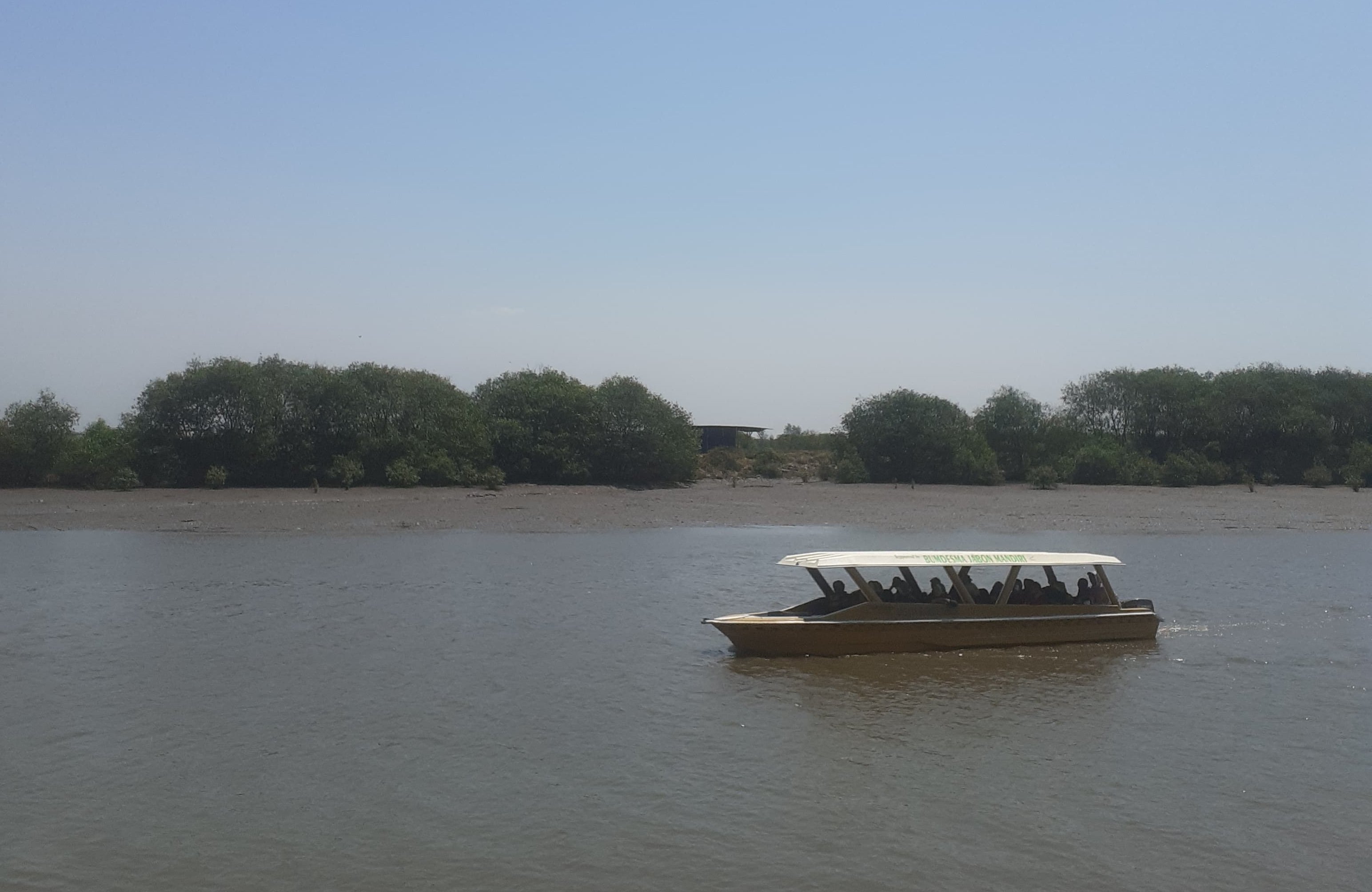 Bus air yang membawa wisatawan ke Pulau Lusi © Dokumen Pribadi