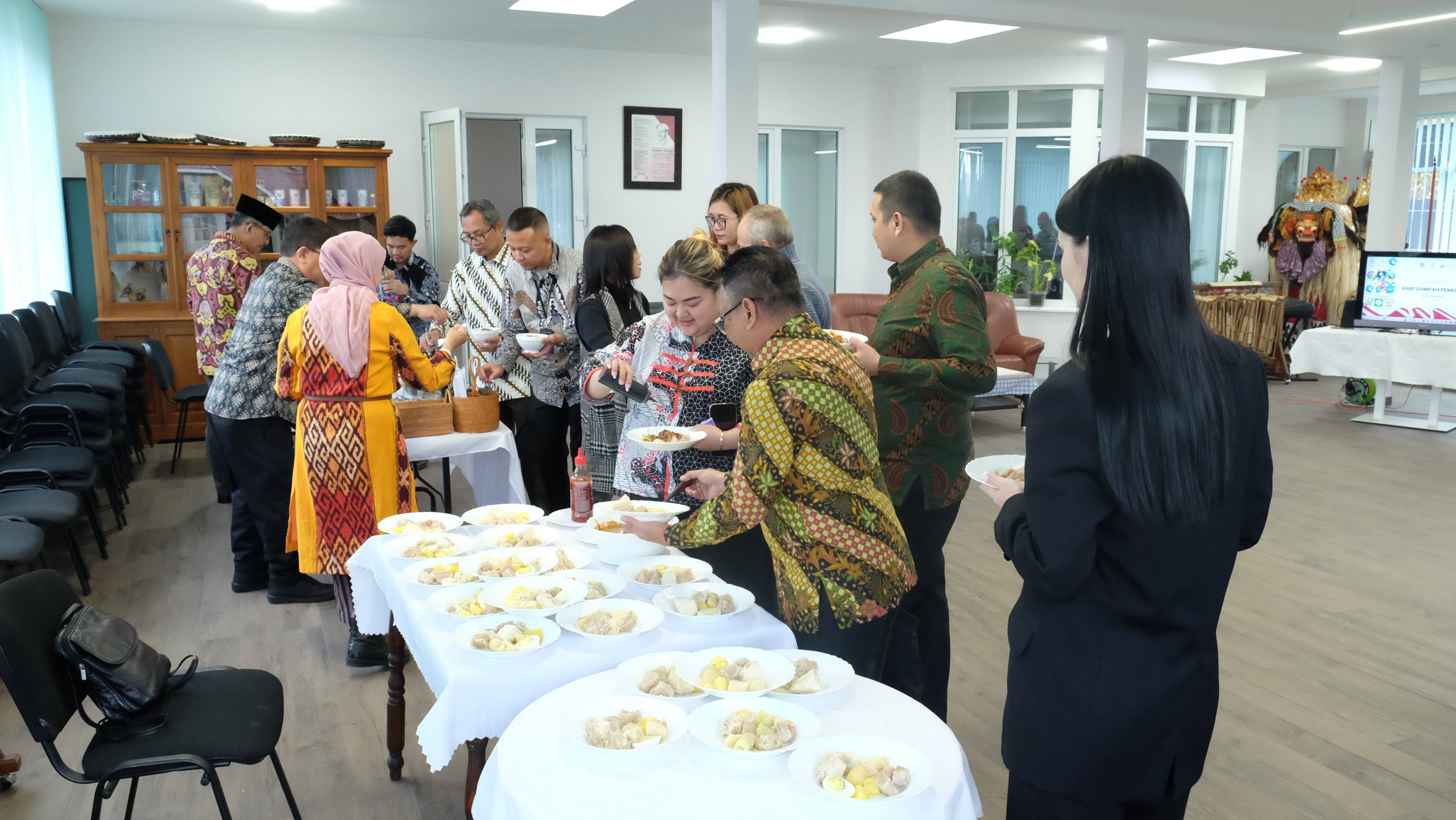 Diaspora dan WNI menyantap hidangan nusantara setelah acara Hari Sumpah Pemuda di KBRI Kyiv