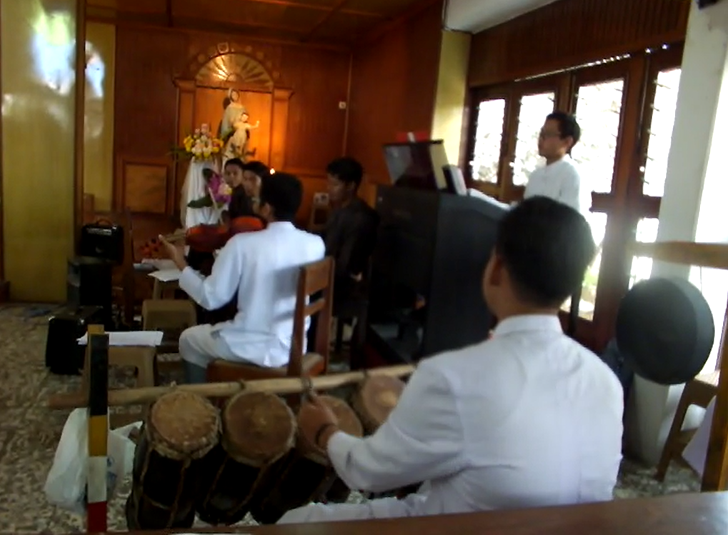 Pemakain gondang dan ogung dalam liturgi | Foto: Dokumentasi pribadi