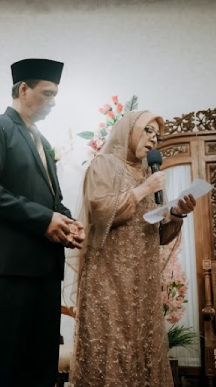 Ibu membacakan puisi untuk putra dan mantunya