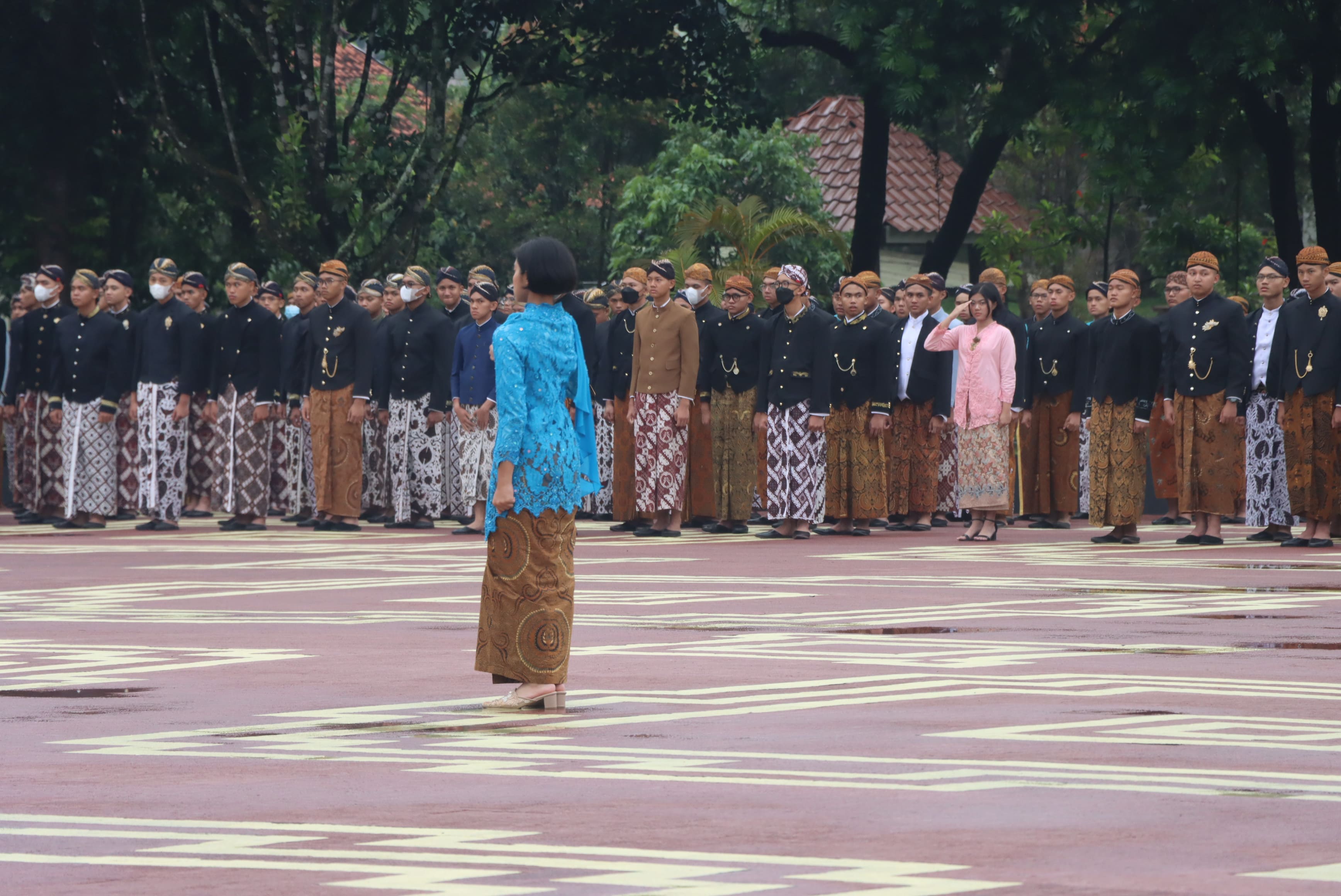 Upacara memperingati hari kartini yang dipimpin oleh para wanita (Galeri foto pribadi)