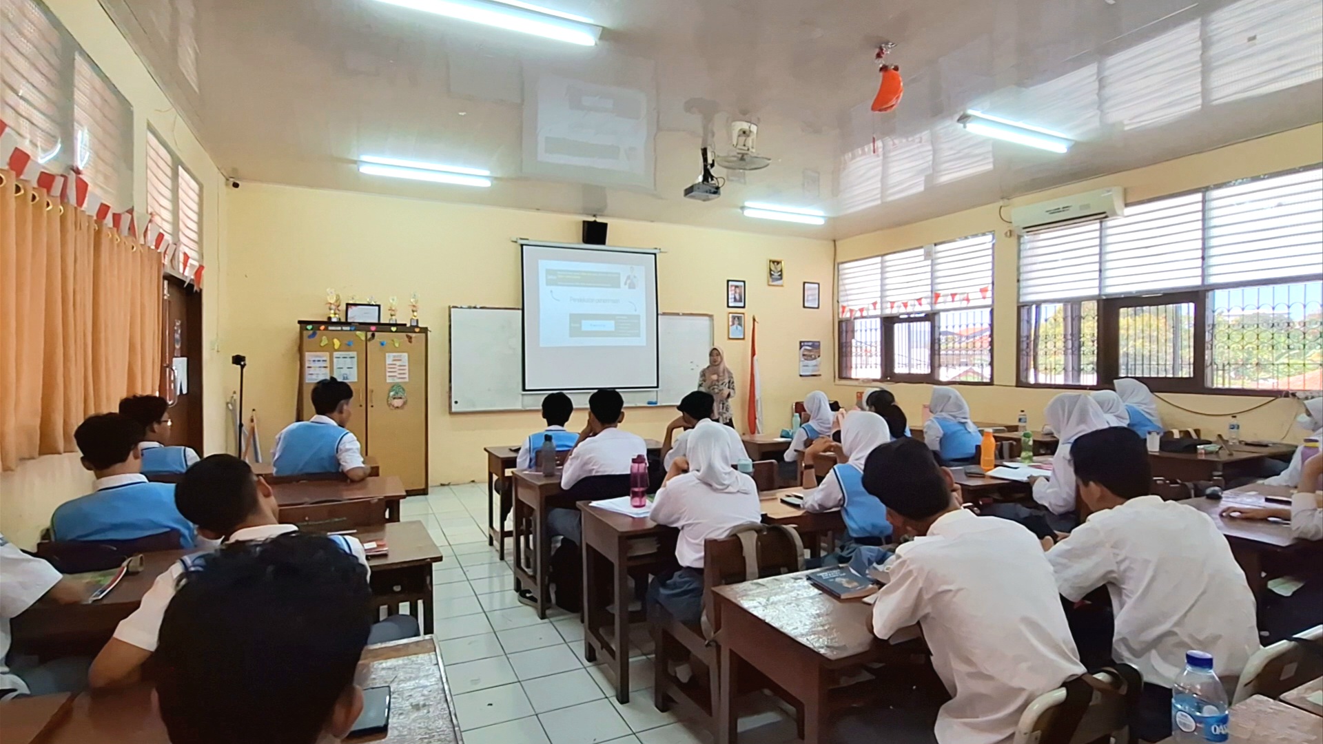 Pembelajaran Ekonomi dengan CRT (berpantun)