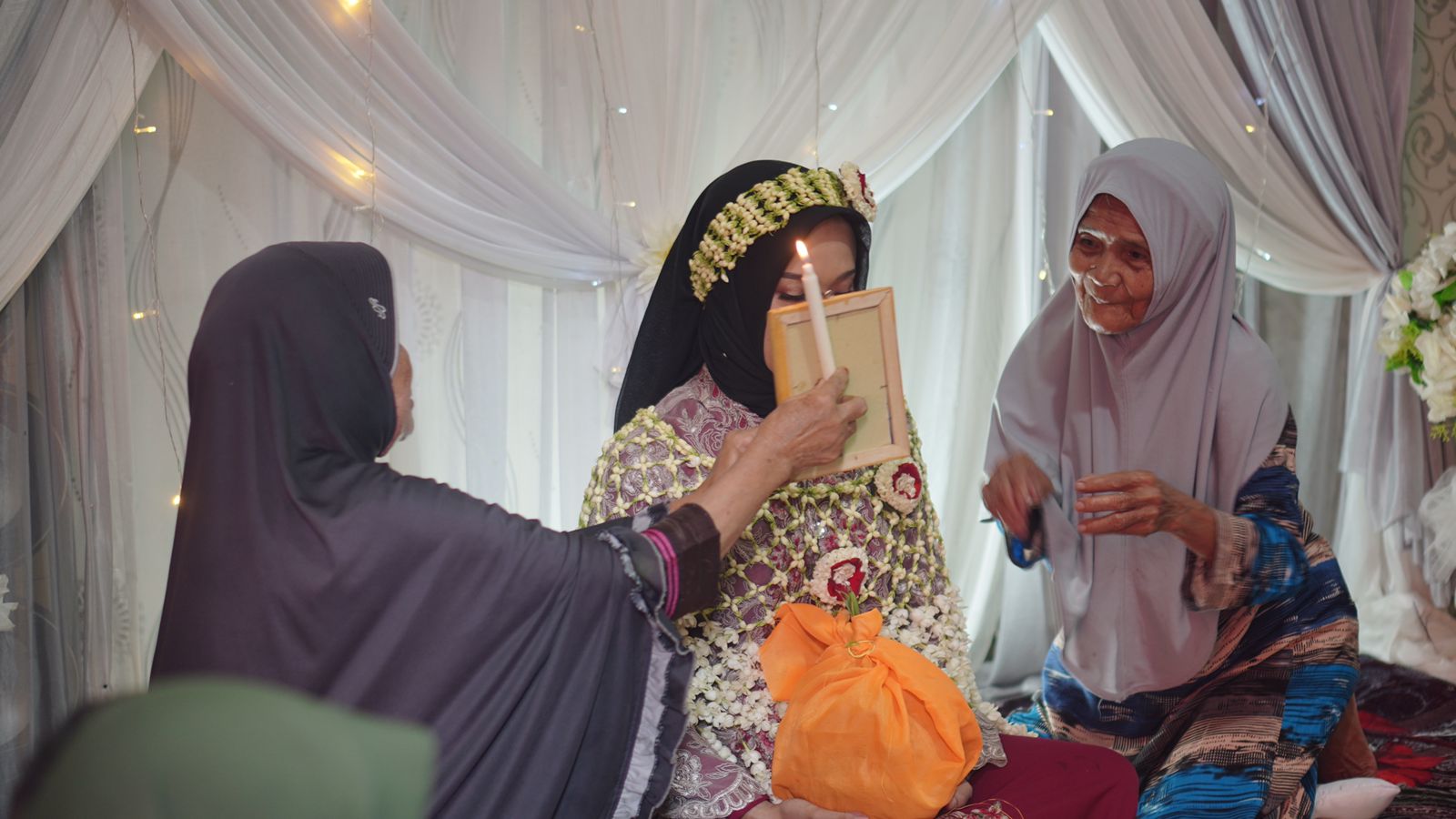Tradisi Bamandi-Mandi Manujuh Bulanan I Foto: Della Syafitry