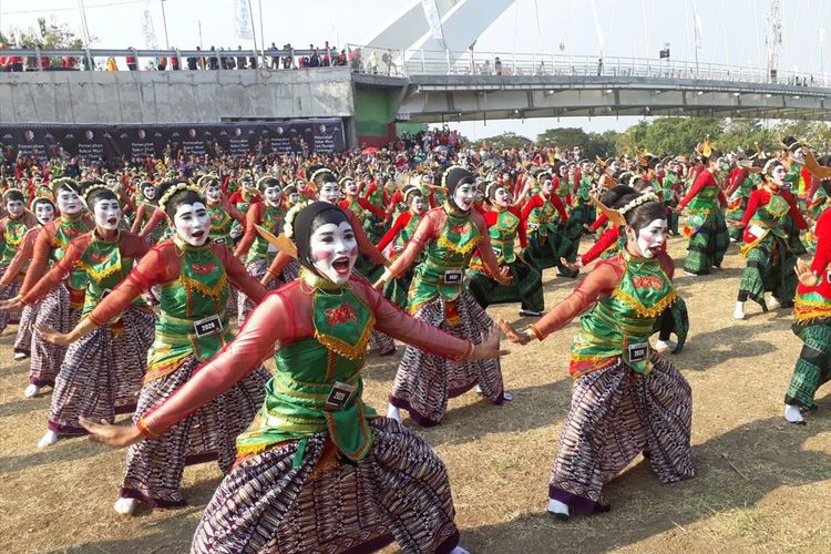 Pertunjukan Tari Thengul Massal di Bojonegoro
