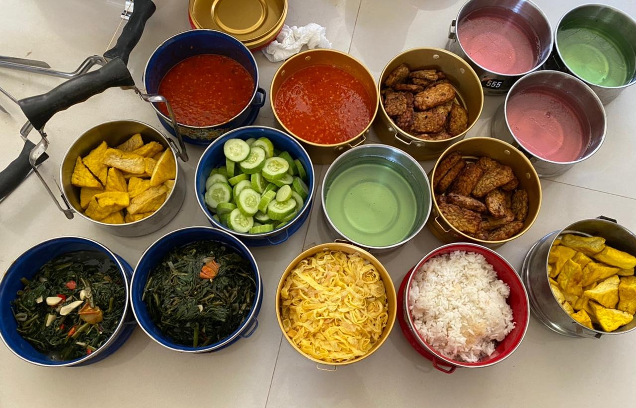 Aneka makanan dikemas dalam rantang | Foto: Dokumentasi pribadi