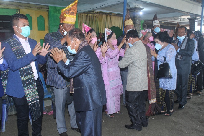 Kegiatan Perayaan berupa manortor/menari antara pihak keluarga