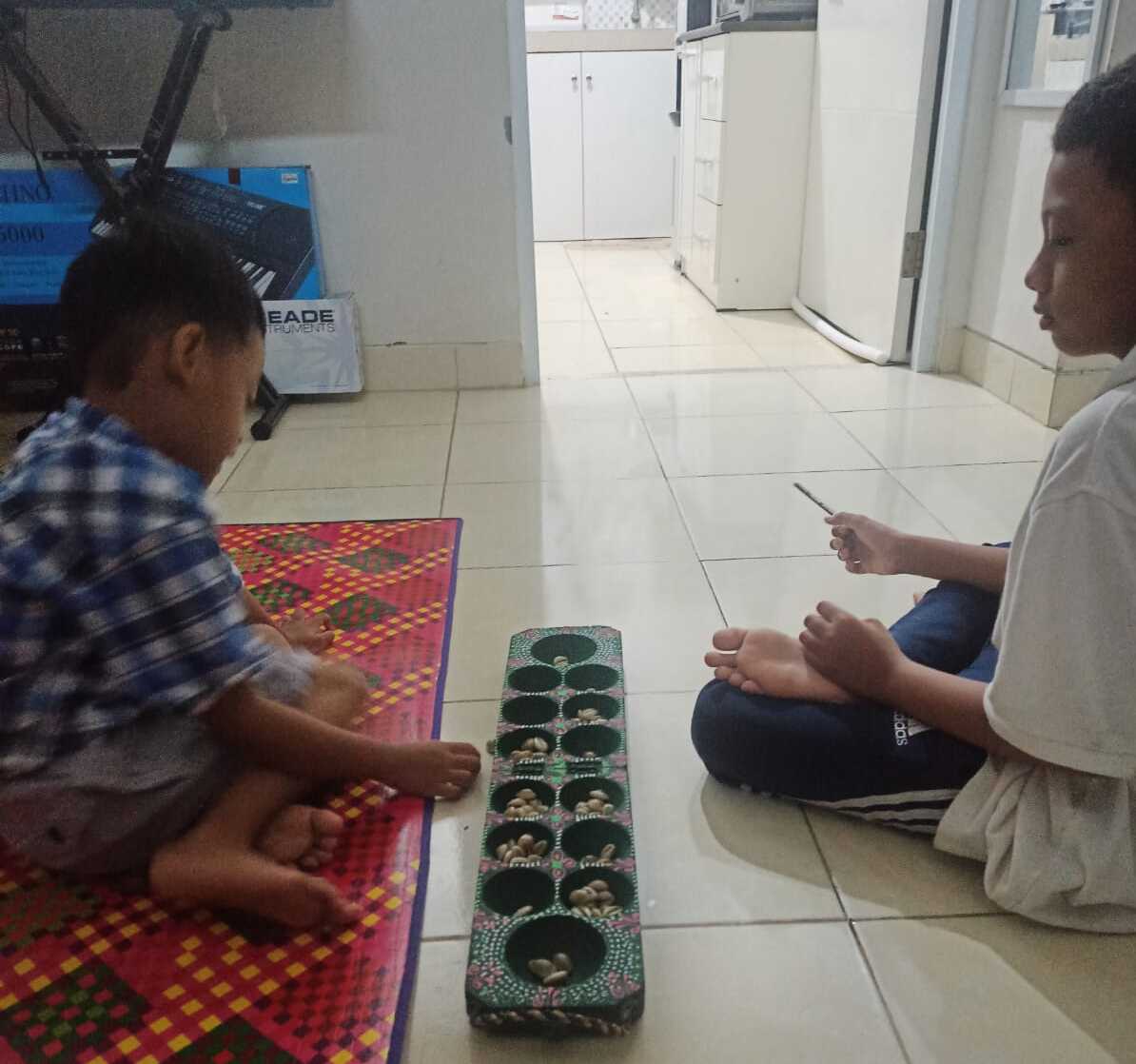 Anak bermain Congklak