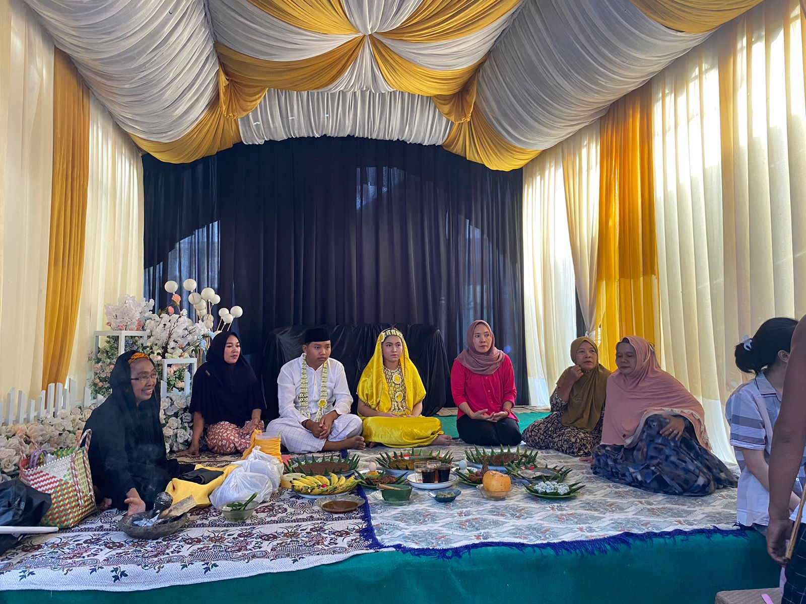 Foto Ritual sebelum Bemandi-mandi bersama tetua didesa dan tetua keluarga|Foto Dokumentasi Pribadi Nurhakiki