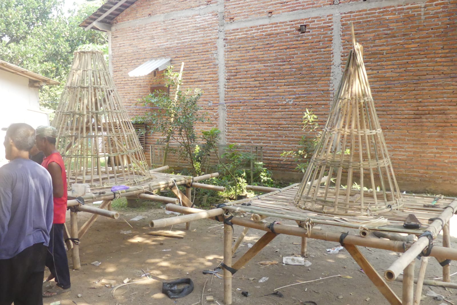 Proses membuat kerangka tumpeng | foto: Haji Ahmad Ashari/Dokumentasi Pribadi