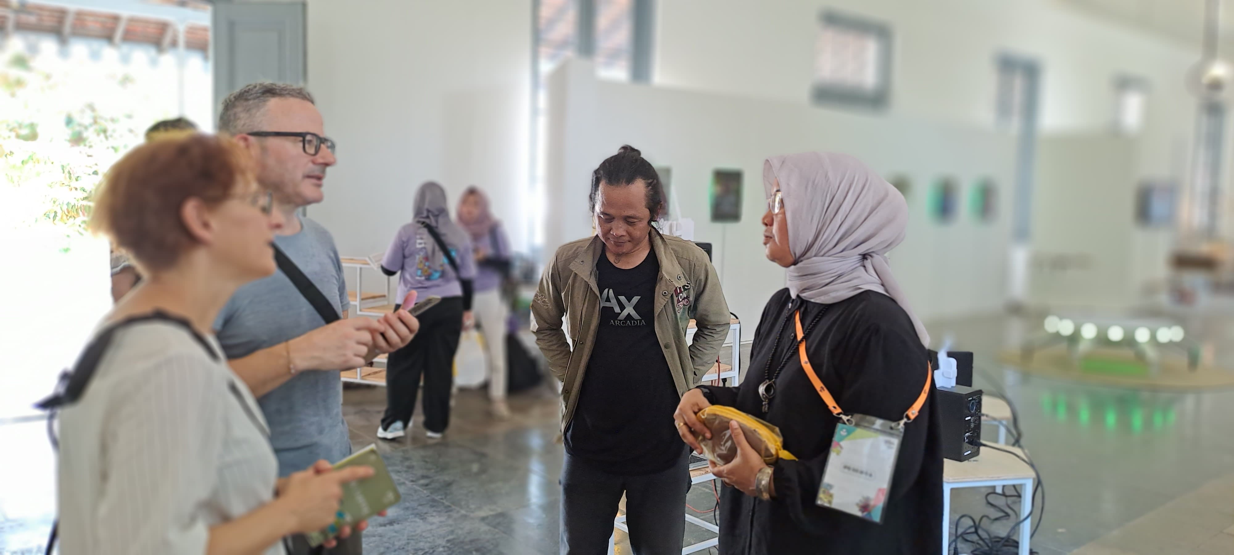 Clara dan Giali, pasutri dari Venice, Italia berkunjung ke Stan Forum TBM di Hari Pertama