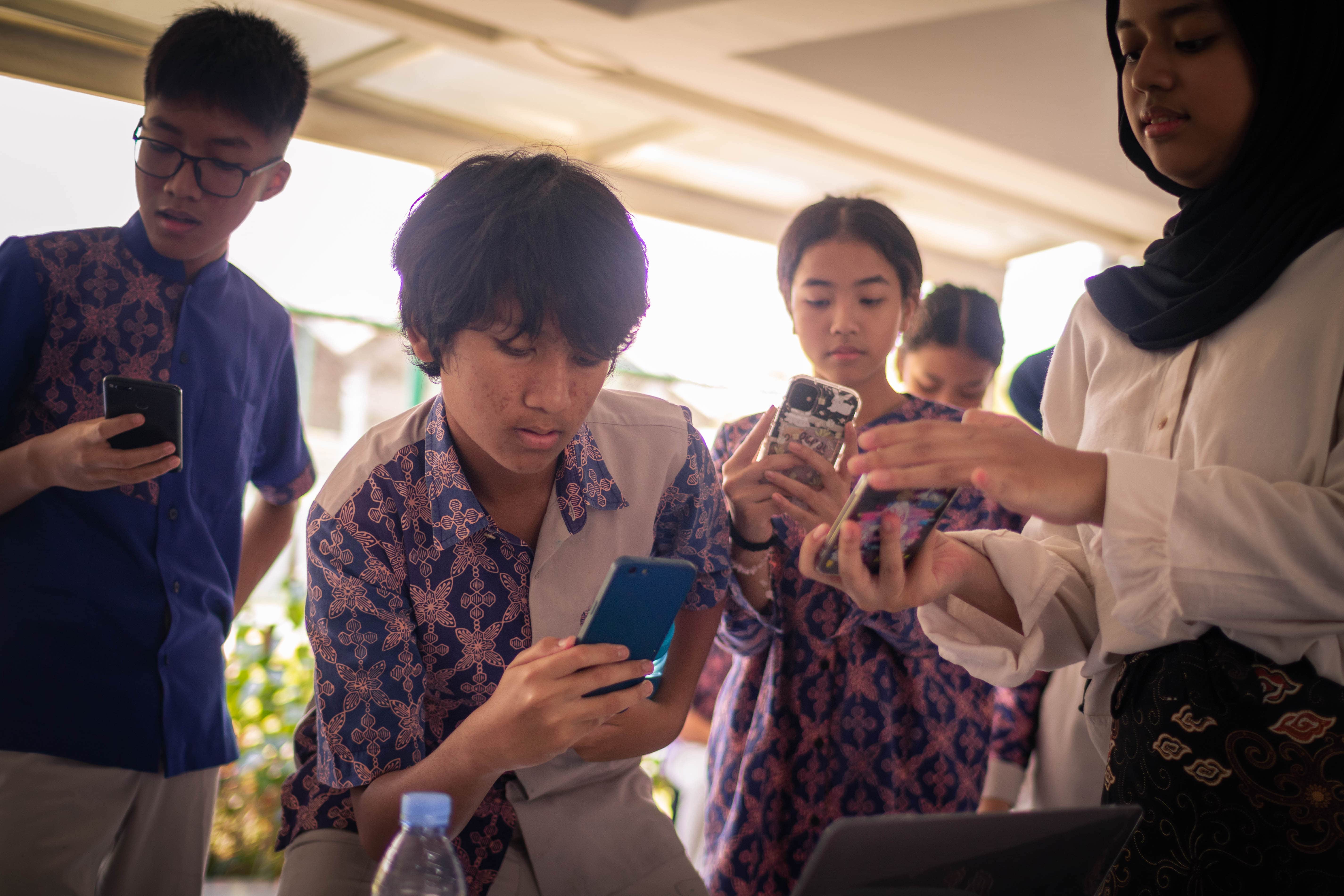 Murid-murid Sekolah Cikal Surabaya mendaftarkan diri di acara mBatik Space | Foto: Rionando Suwarto