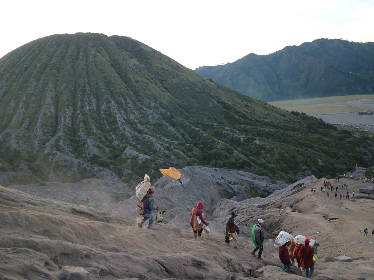 Masyarakat Tengger naik-turun Bromo saat Kasodo