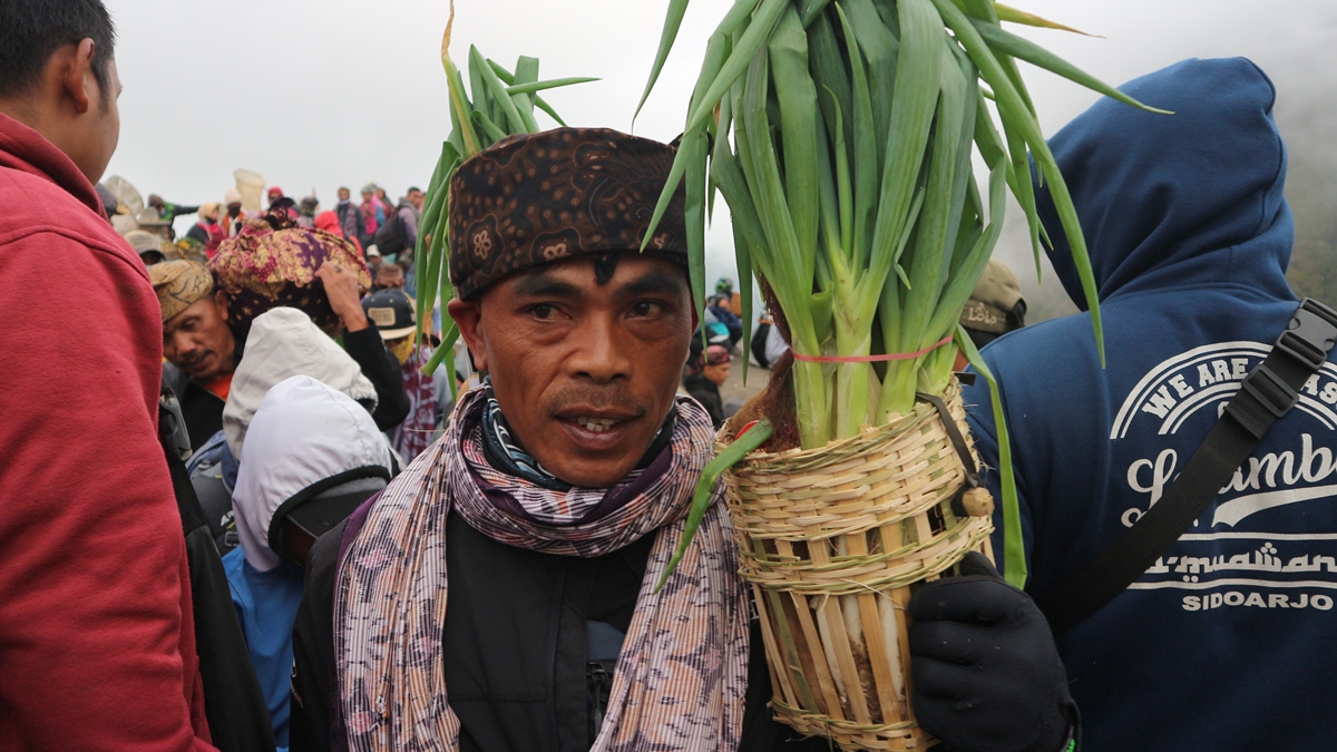 Masyarakat Tengger membawa ongkek hasil bumi