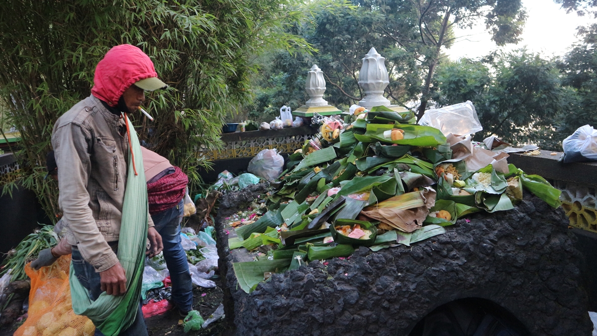 Masyarakat Tengger yang berdoa di padmasari sepanjang Cemorolawang