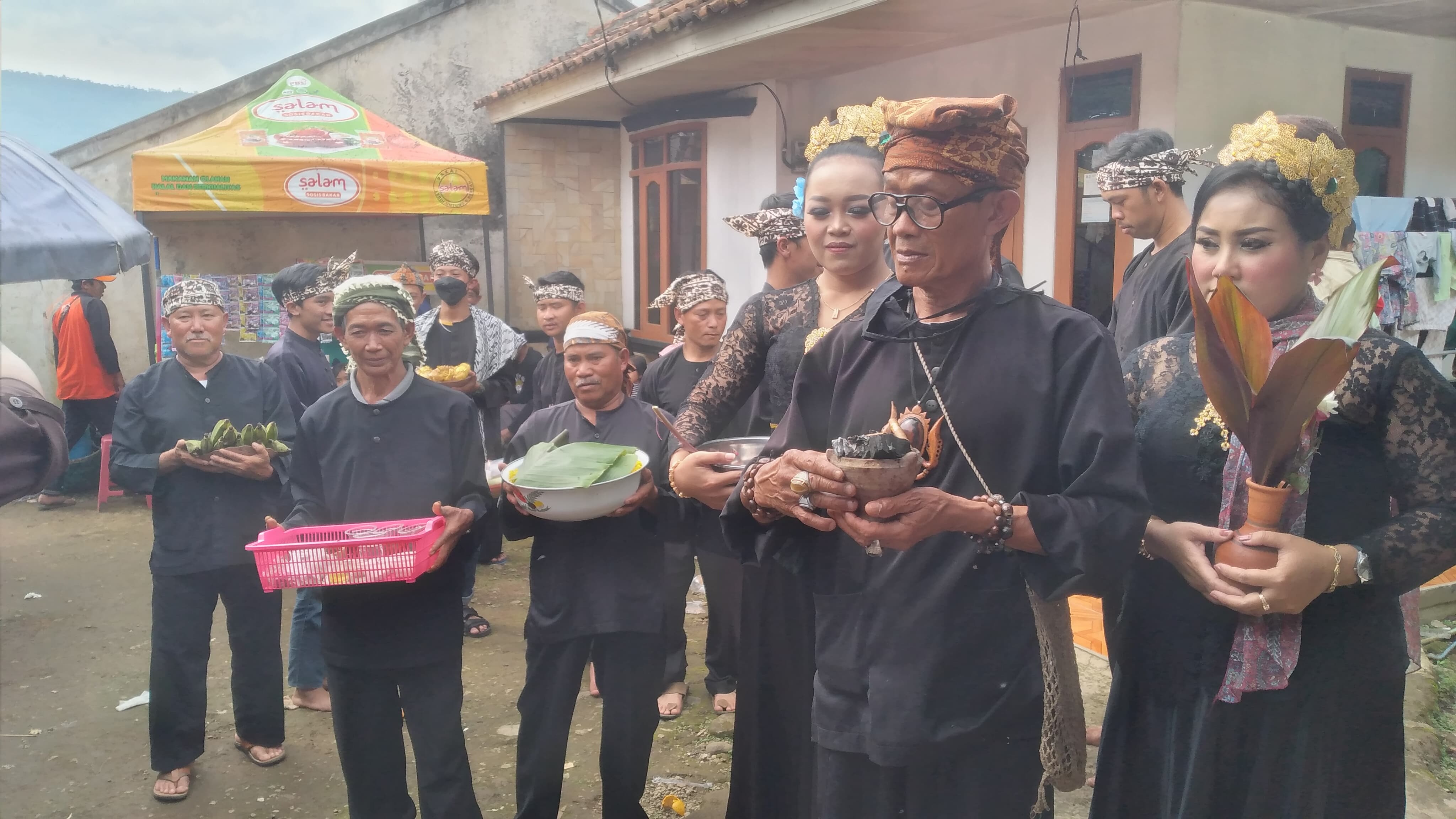 Abah Ihin akan memulai Upacara Raracik Goib (Doc. Hernandi, 2022)