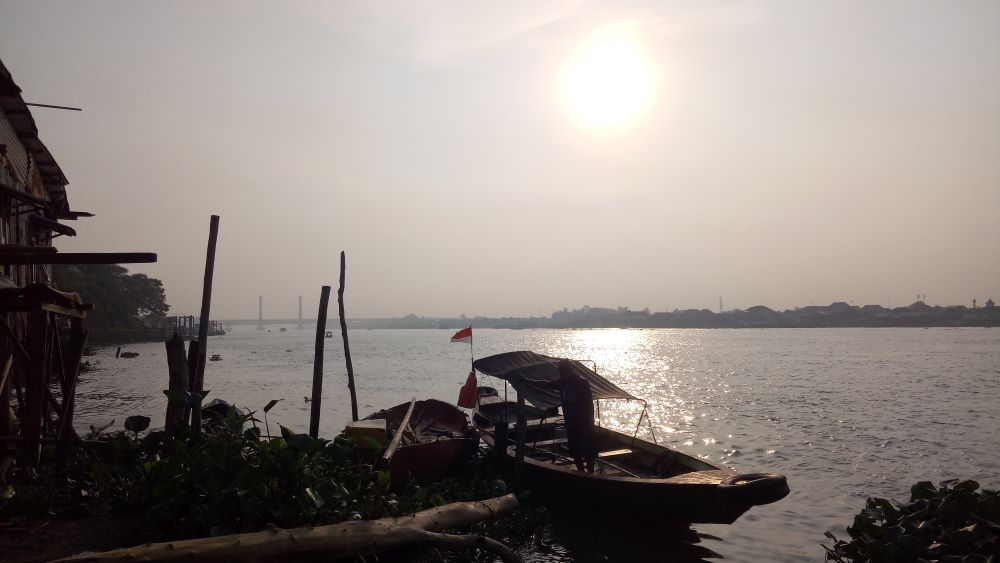 kabut asap di sungai musi