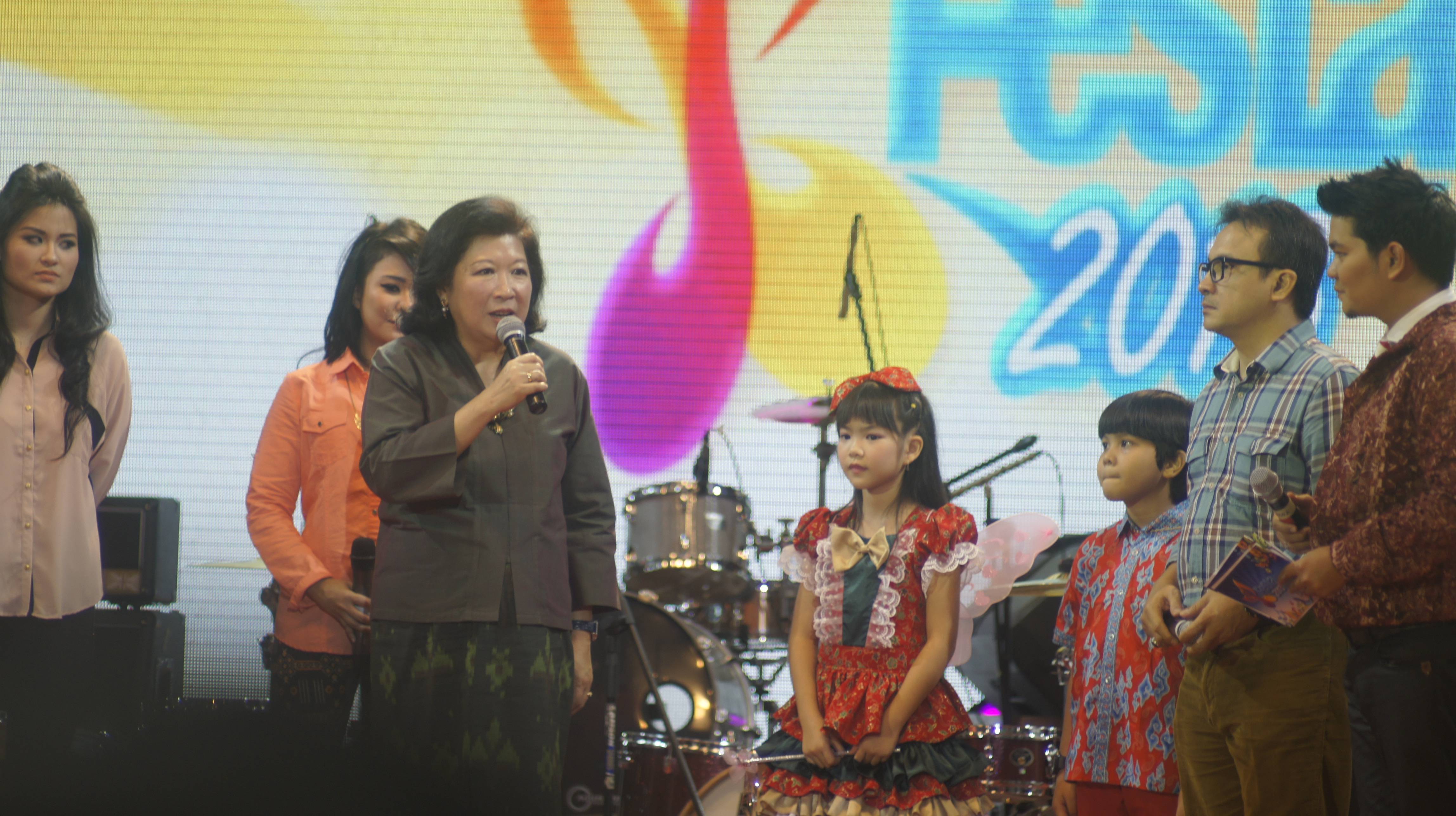 Berfoto bersama Menteri Kemenparekraf Mari Elka Pangestu, mantan penyanyi cilik Adi Bing Slamet, Chikita Meidy, Melisa, Indra Bekti, penyanyi cilik dan para pencipta lagu anak terpilih. Festival Lagu Anak 2013, Kementerian Pariwisata dan Ekonomi Kreatif.