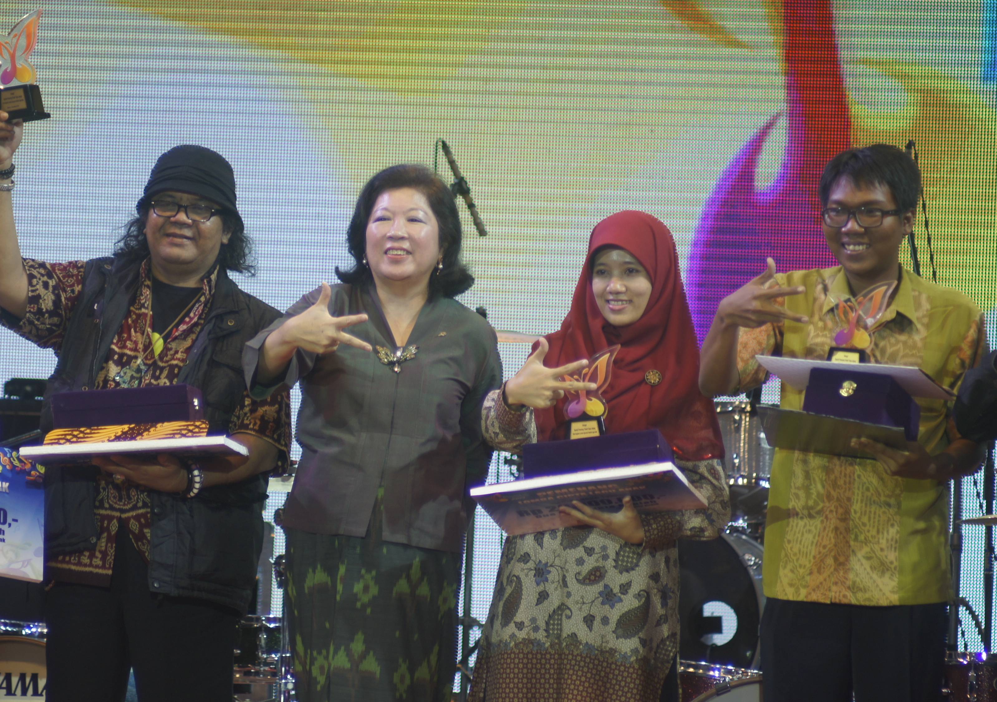 Berfoto bersama Menteri Kemenparekraf Mari Elka Pangestu, mantan penyanyi cilik Adi Bing Slamet, Chikita Meidy, Melisa, Indra Bekti, penyanyi cilik dan para pencipta lagu anak terpilih. Festival Lagu Anak 2013, Kementerian Pariwisata dan Ekonomi Kreatif.