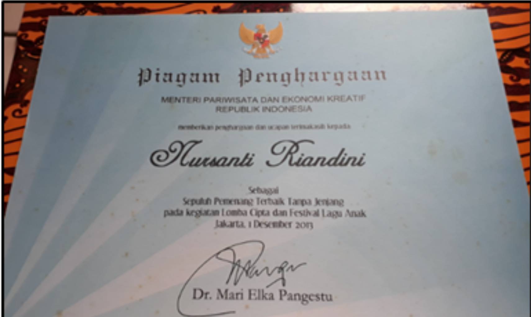 Piala dan piagam penghargaan Pencipta Lagu Anak Terbaik 2013