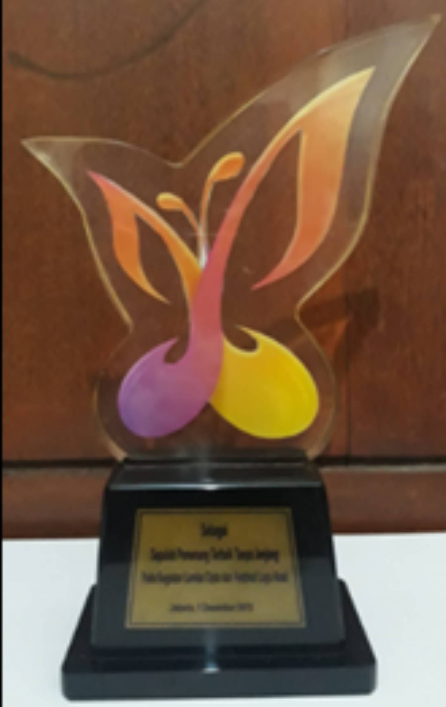 Piala dan piagam penghargaan Pencipta Lagu Anak Terbaik 2013