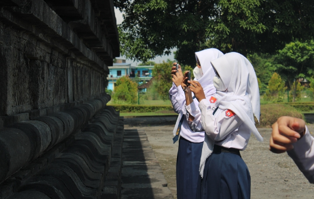 Para Siswa Menggunakan Aplikasi SIRel di Candi Sojiwan