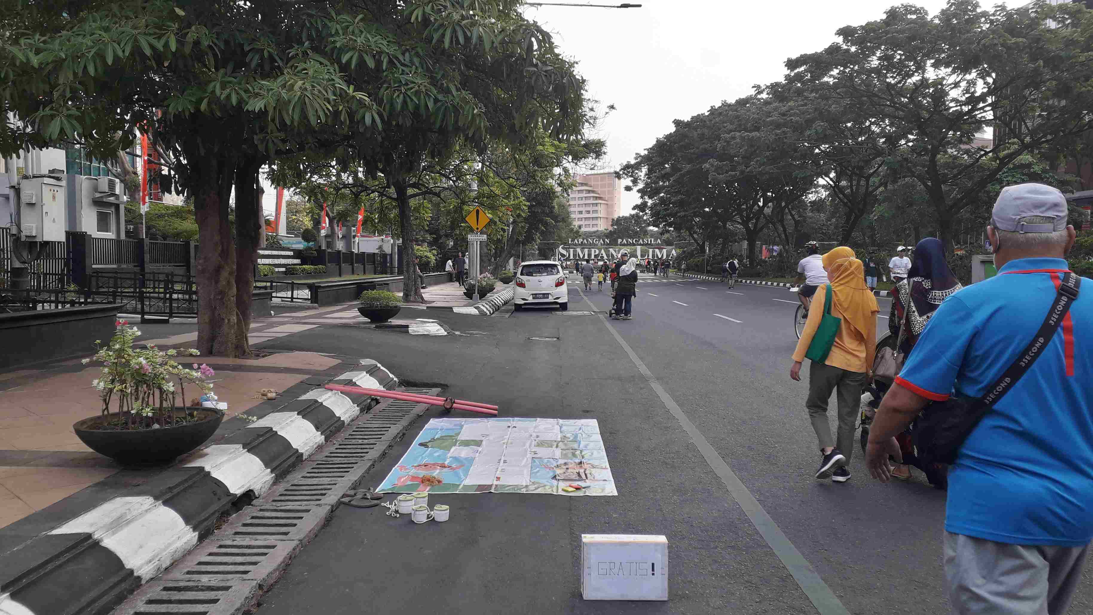Kegiatan buka lapak di jalan Pahlawan pertama