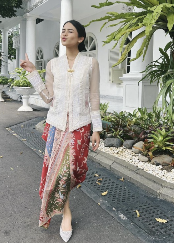 Kebaya encim - inspirasi ootd model kebaya wisuda simpel dan elegan