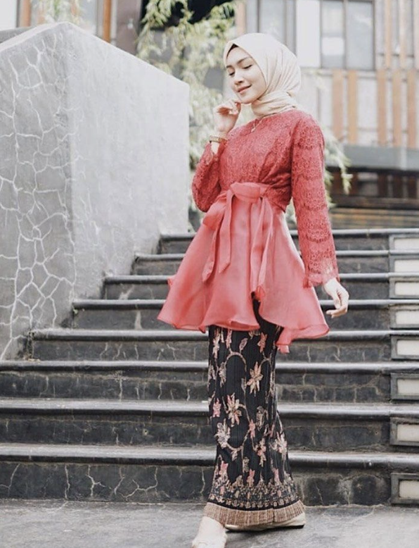 Kebaya ruflle - inspirasi ootd model kebaya wisuda simpel dan elegan