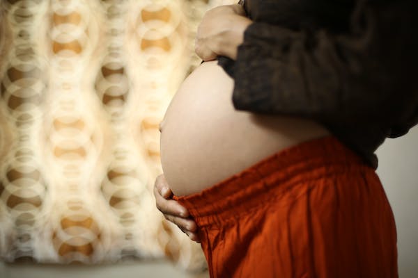 Penyebab garis gelap muncul di perut ibu hamil | pexels/parinda shaan