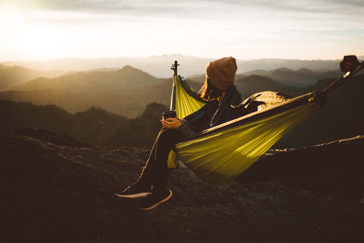 gambar hammock parasut ada wanita di atasnya
