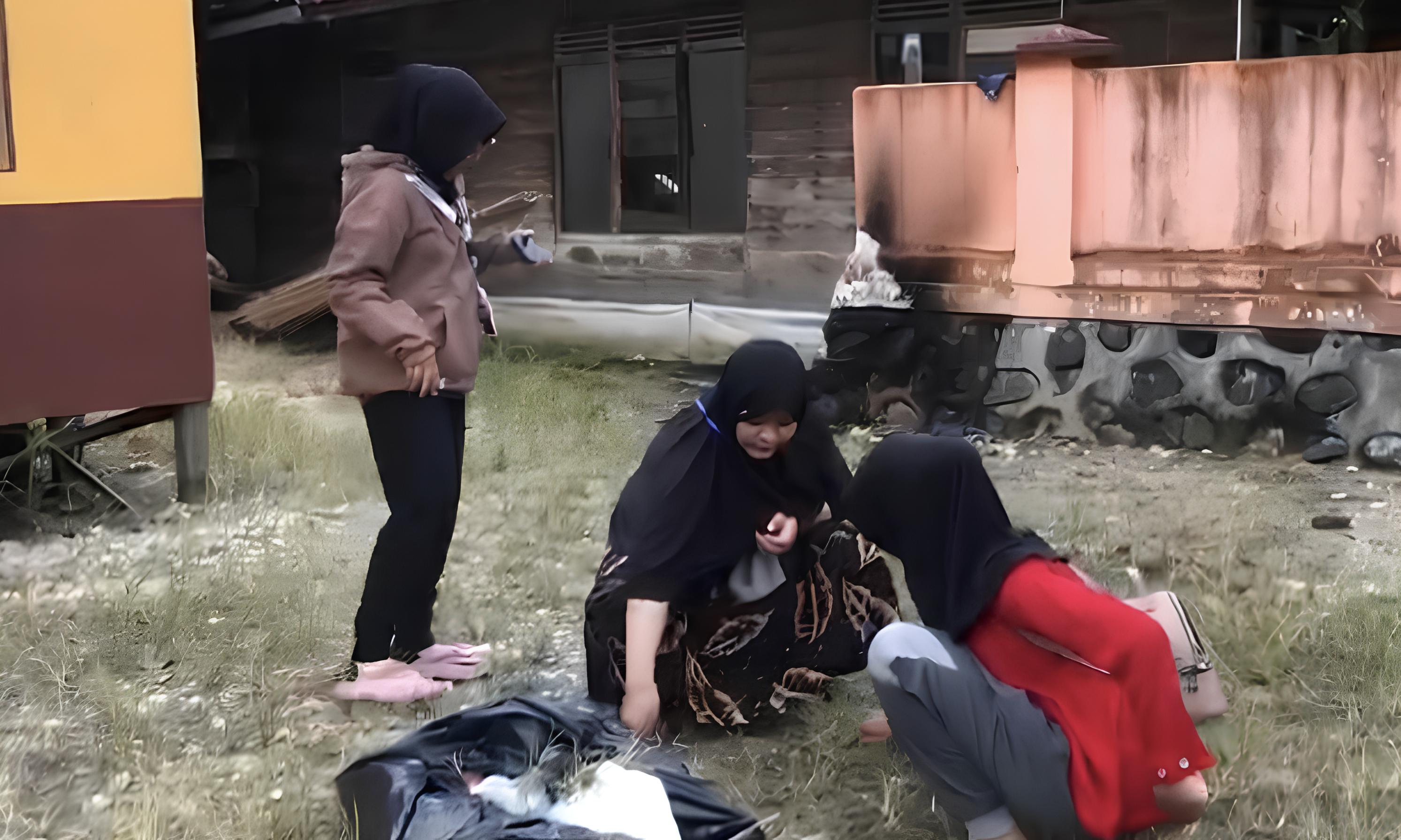 Para Mahasiswa yang Mengabdi Ikut Membersihkan Rumput Liar Bersama Warga | Foto: Rahmadina