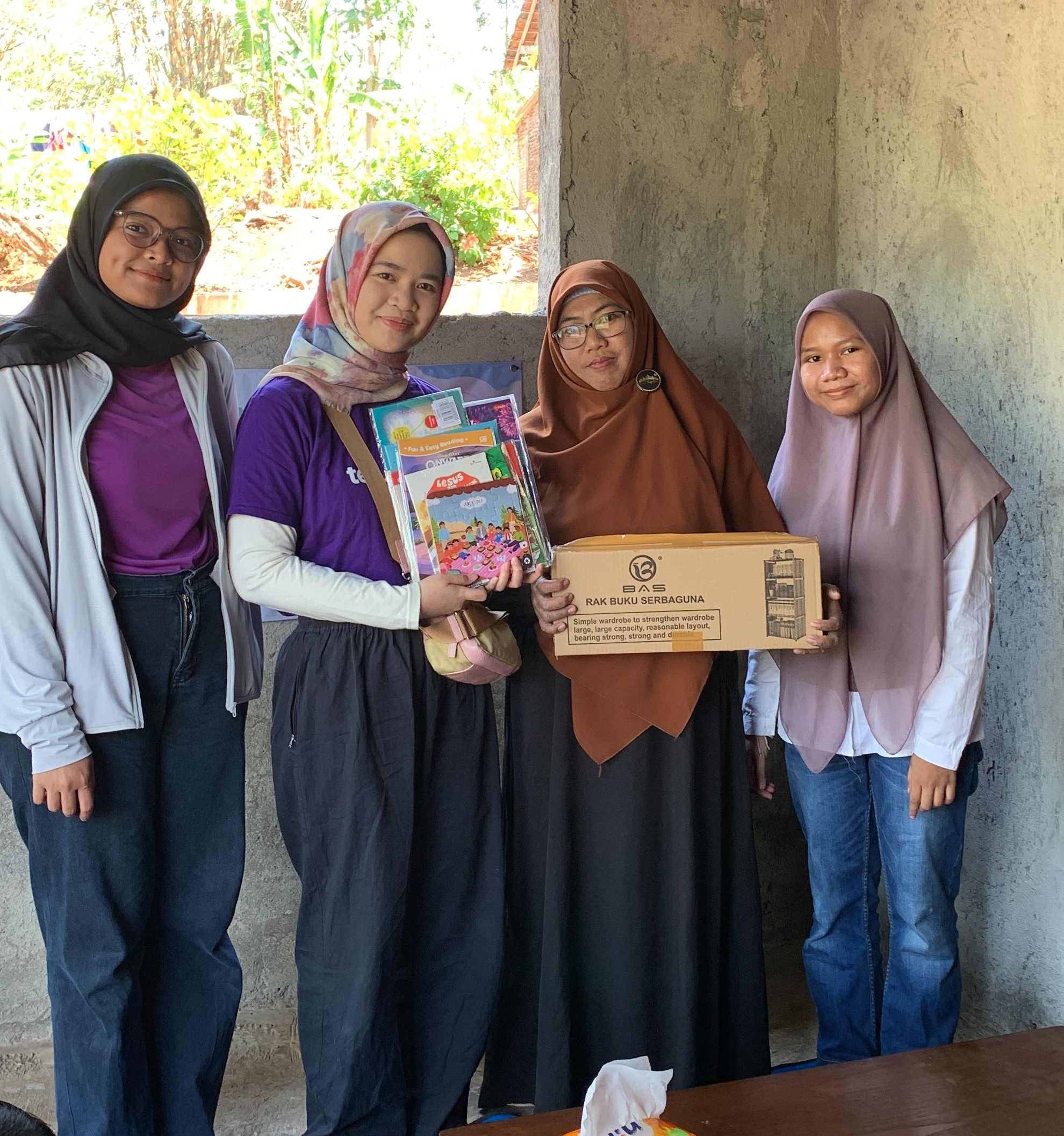 Penyerahan donasi buku bacaan dan rak buku kepada Taman Baca Umita, Semarang. (Dokumentasi pribadi/Ghassani Salsabila)