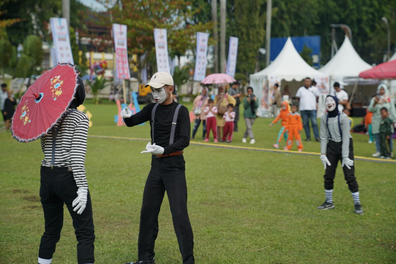 Bermain di Taman