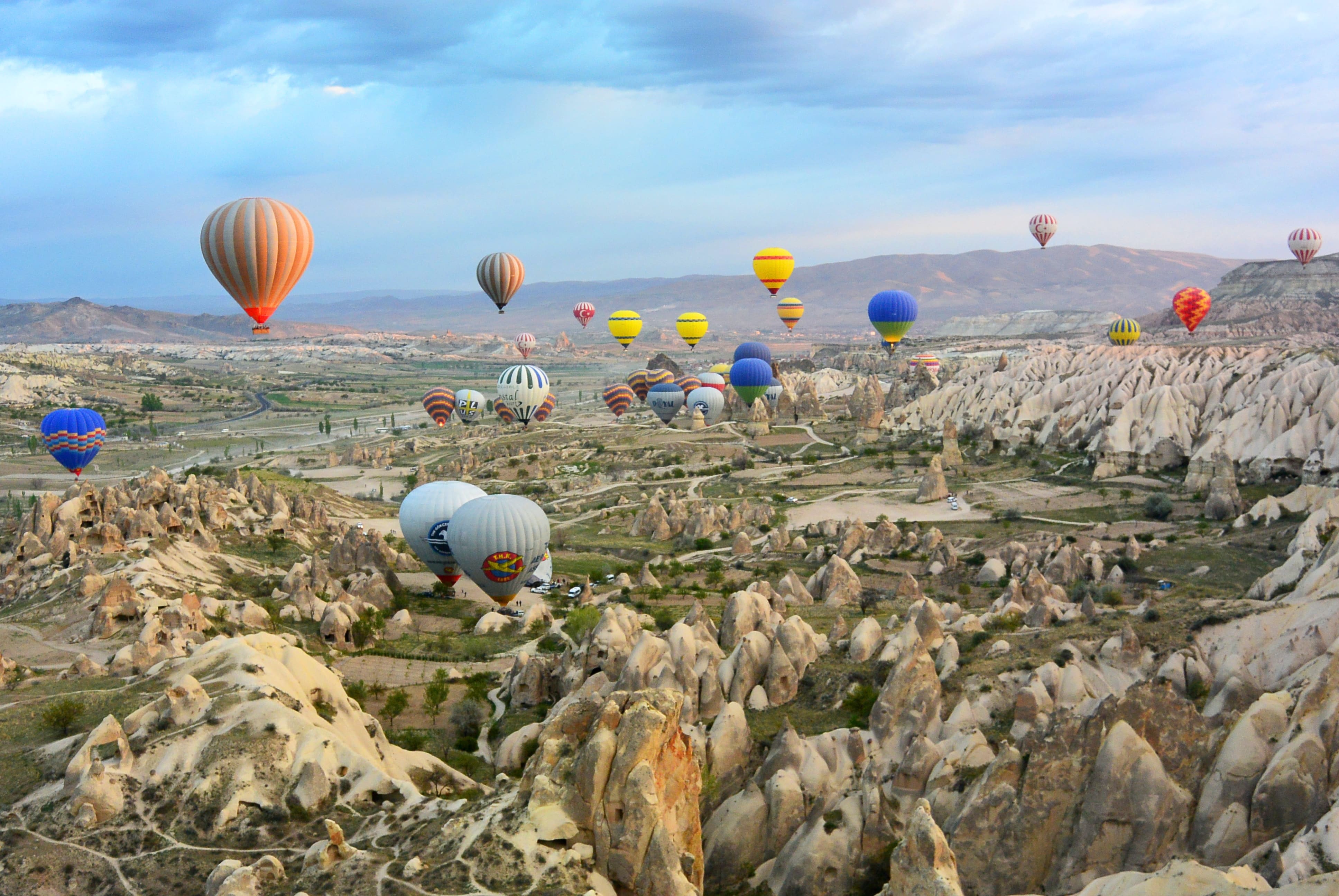 Hot air ballooning | Mar Cardeira unsplash.com